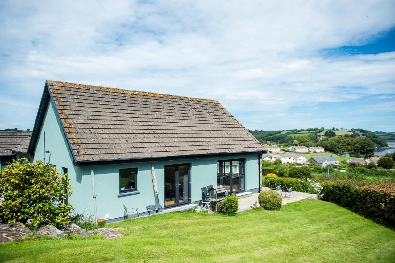 York Lodge- Spacious 3 Bed Bungalow With Wonderful Estuary Views Laugharne Ngoại thất bức ảnh